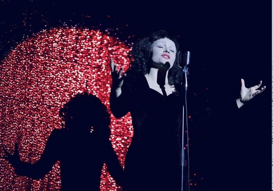  Kabaretska predstava "Edit Pjaf" izvedena u Banskom dvoru (FOTO) 