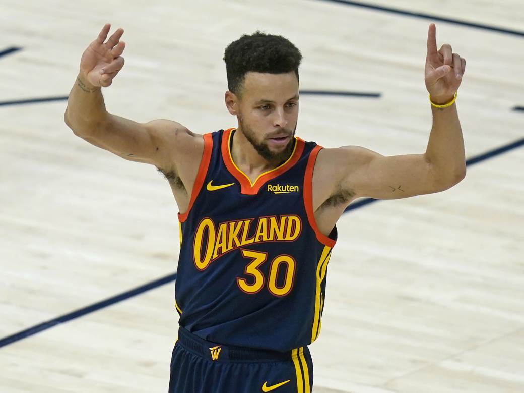  stef-kari-provjerava-poruke-na-poluvremenu-motivisu-ga-navijaci-nba 