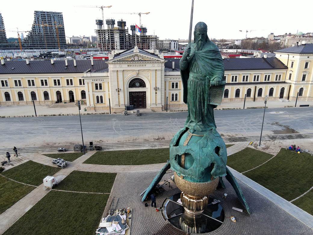  Vraćen otkinut krst sa spomenika Stefanu Nemanji: Muškarac oskrnavio spomenik u centru Beograda! 