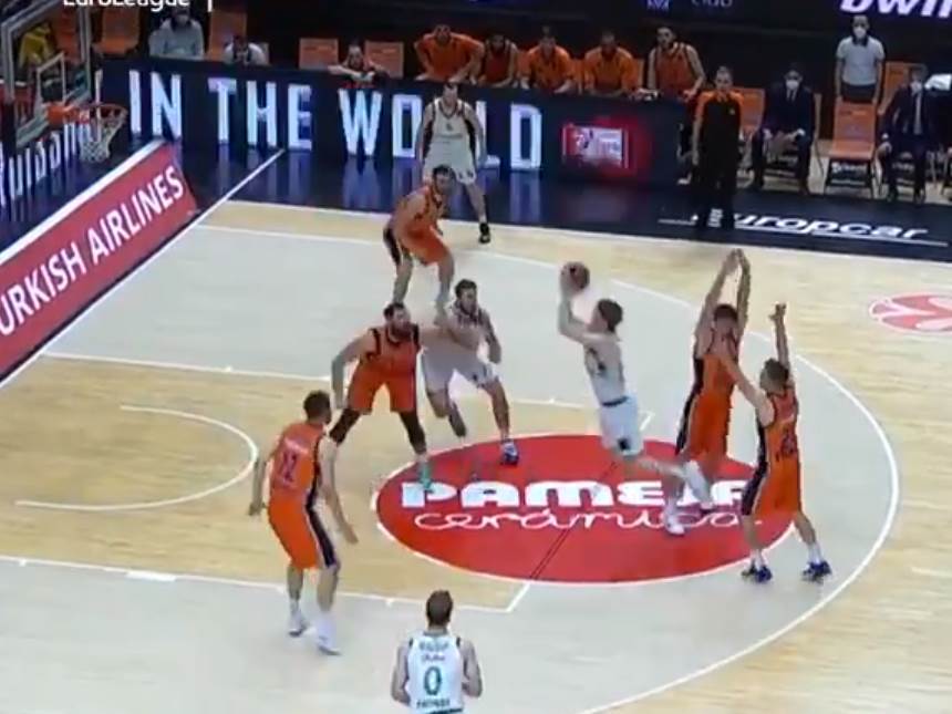  Ovaj koš za pobjedu morate da vidite: Tri sekunde dovoljno za pobjedu, to je ljepota košarke (VIDEO) 
