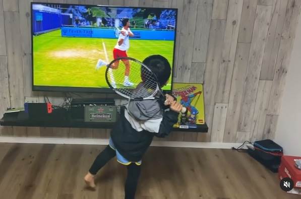  Preslatko! Novi Đoković je Japanac: Klinac sa reketom imitira Novaka, sve radi ispred TV! (VIDEO) 