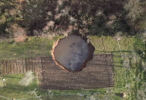  Geofizičar objasnio misteriju rupa kod Petrinje: Mogu da se stvore i ispod temelja kuće, a pojavile bi se i bez potresa 