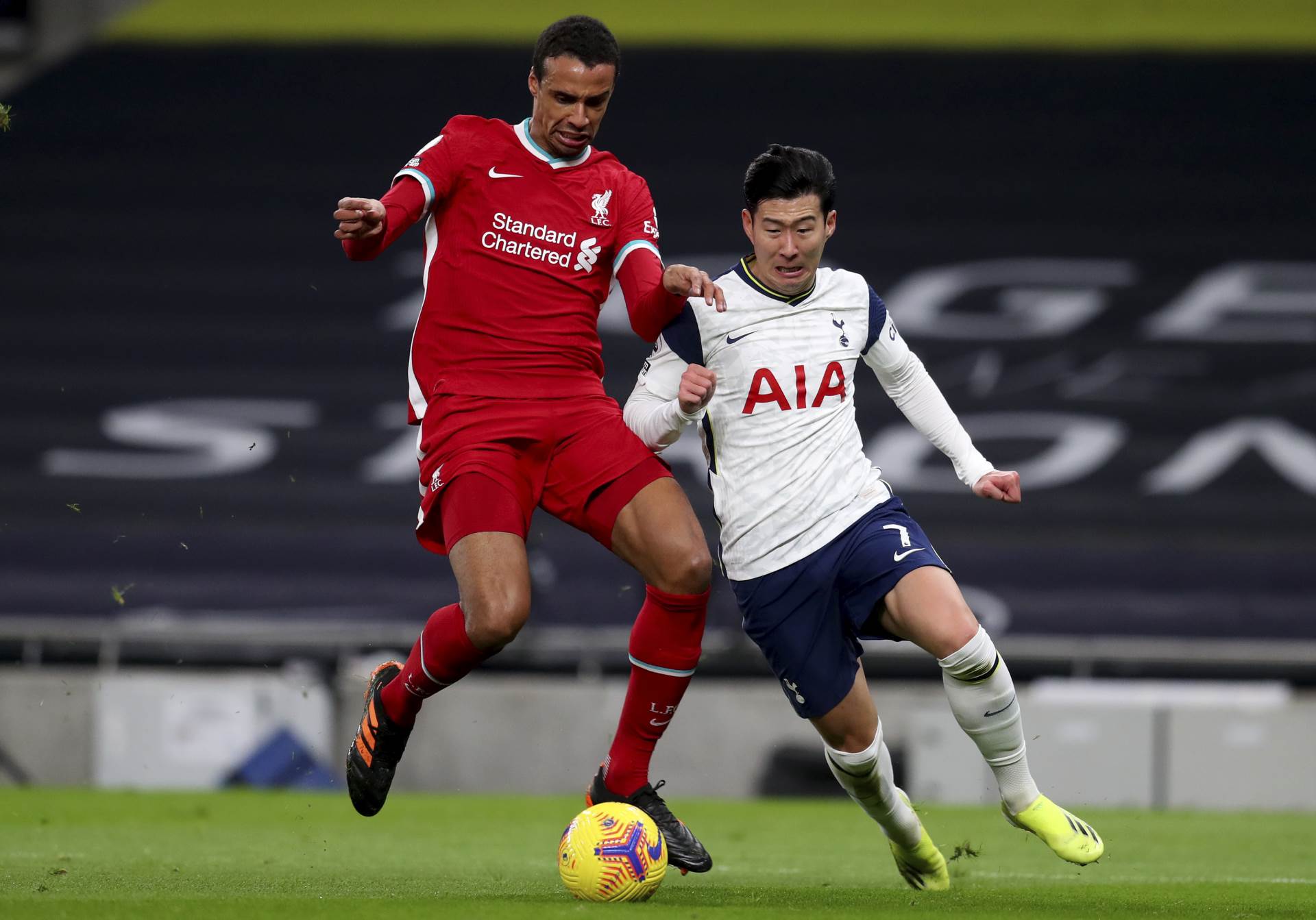  Novi haos! VAR sistem opet izluđuje Engleze: Crtali linije na ekranu pa poništili gol koji je promijenio derbi! 