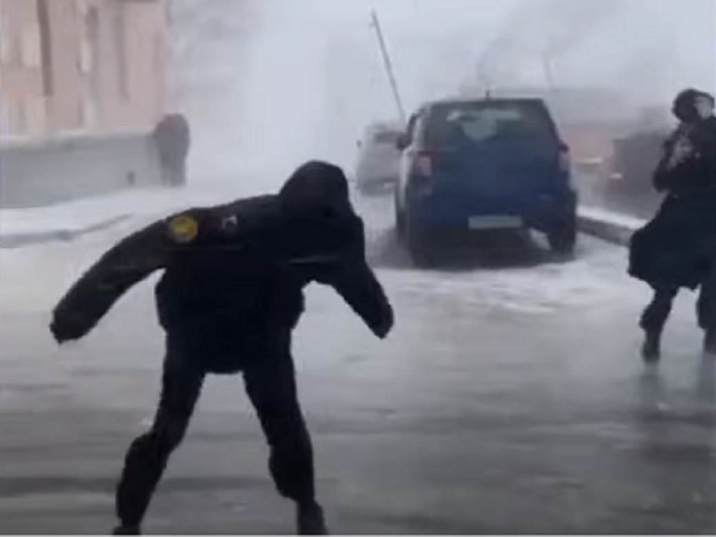  Nezapamćeno nevrijeme u Rusiji: Naleti vjetra do čak 136 kilometara na sat, ljudi i objekti padaju kao pokošeni! (VIDEO) 