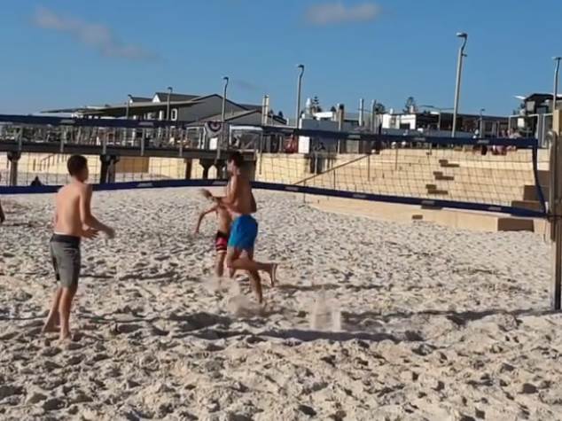  Novakov snimak zapalio internet: Izblamirao se na plaži, kolege mu se smejale! (FOTO, VIDEO) 