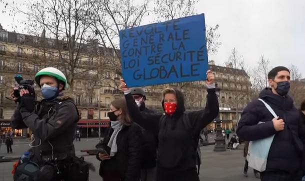  Protest u Parizu, policija upotrijebila vodene topove i suzavac 
