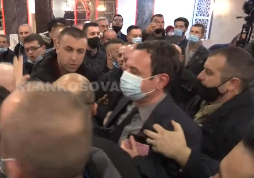  Napadnut Aljbin Kurti: Pogledajte potpuni haos na partijskom skupu! VIDEO 