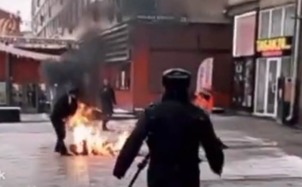  (UZNEMIRUJUĆI VIDEO) Jeziv događaj u centru Moskve: Muškarac se zapalio ispred restorana brze hrane! 