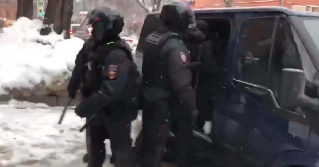  Uhapšena supruga Aleksa Navaljnog: Neidentifikovani policajci su je ugurali u kombi, advokatu zabranjeno da je vidi 