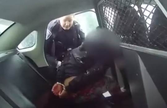  Novi šok snimak iz Njujorka: Policija biber-sprejom poprskala djevojčicu (9), a na ruke joj stavili lisice (VIDEO) 
