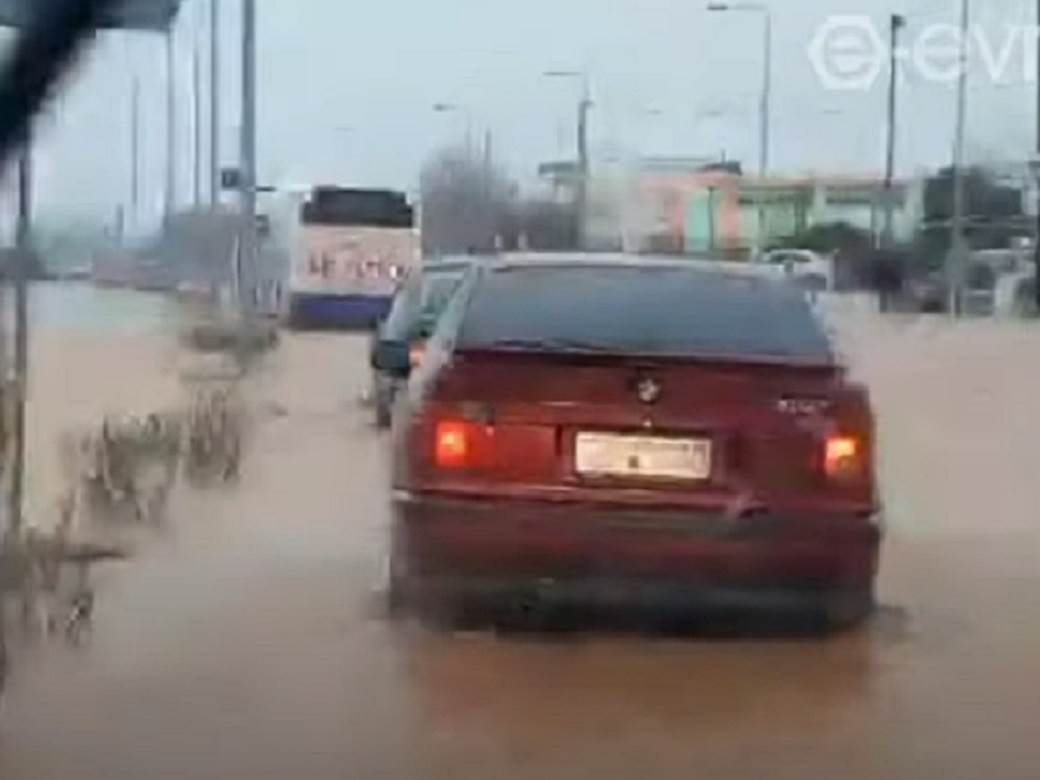  Velika poplava u Grčkoj: Nastavnici i đaci zarobljeni u školama, ulice pretvorene u bujične potoke (VIDEO) 