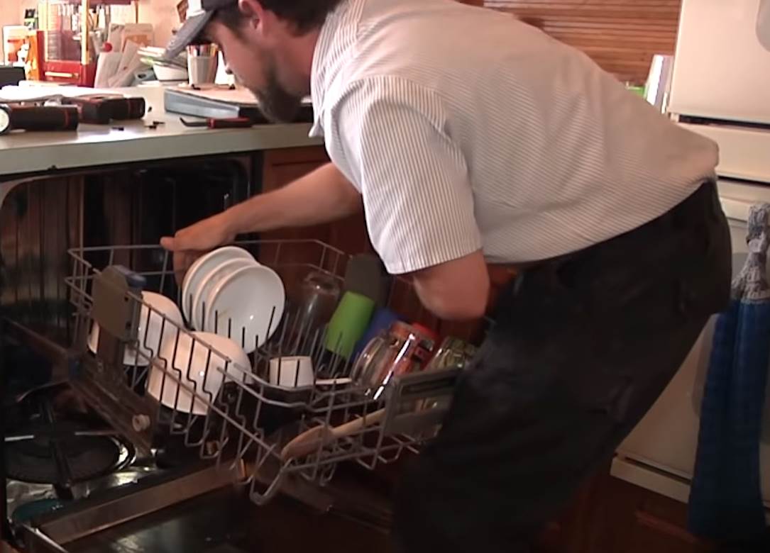  Majstori otkrivaju 6 navika koje nam kvare mašinu za sudove: Ne bi vam pale na pamet, a posljednja je opasna i po djecu! 