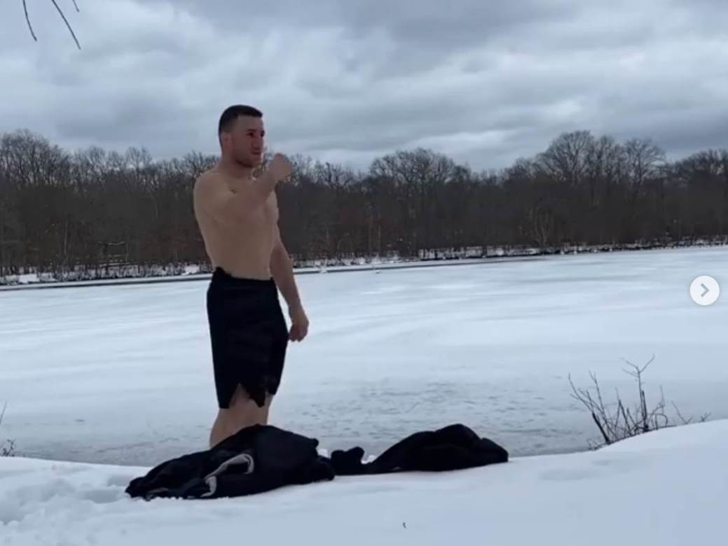  Glupost MMA borca, ovo je najgora procena ikad: Skočio na led, otpala mu koža sa lica, bio je sav krvav! (VIDEO) 