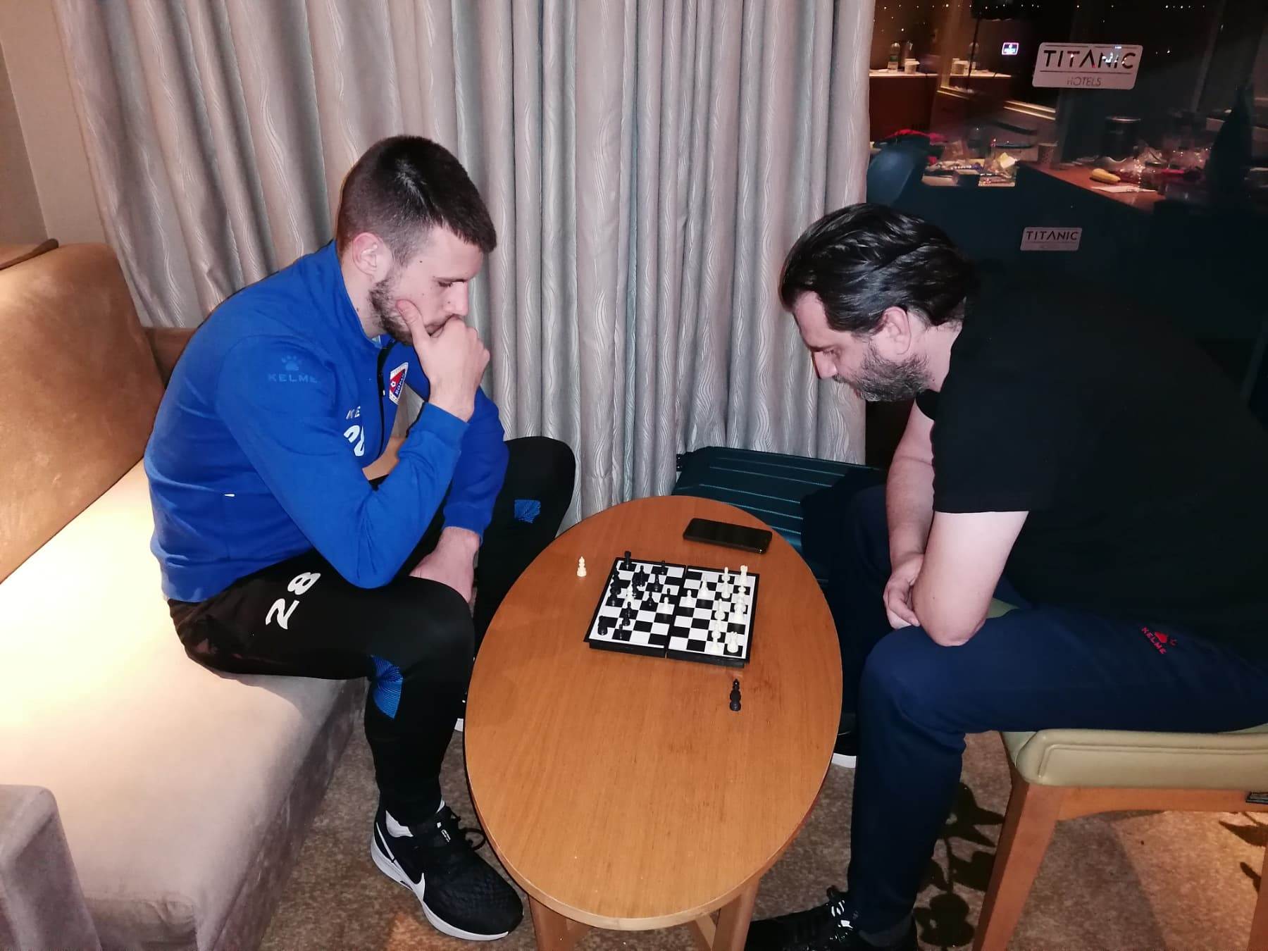  MONDO u Antaliji FK Borac Šahovska partija Đorđe Milojević protiv novinara Slavka Basare 