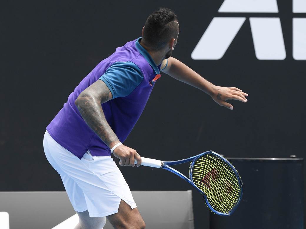  Tenis Kirjos incident bacio reket van stadiona 