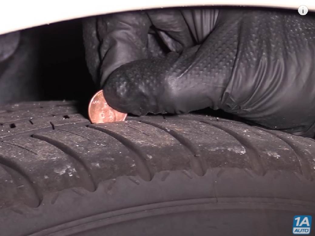  Novčićem provjerite da li su vam gume istrošene: Automehaničari otkrili trik koji "spasava glavu"! 