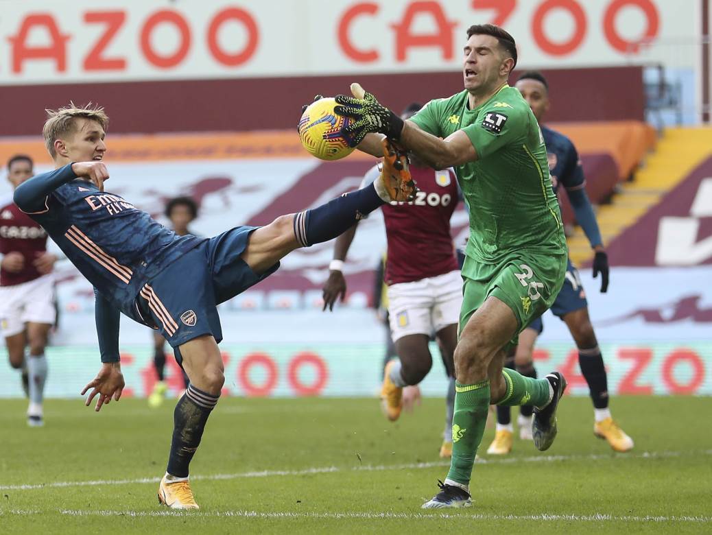  arsenal-aston-vila-premijer-liga-emilijano-martinez 