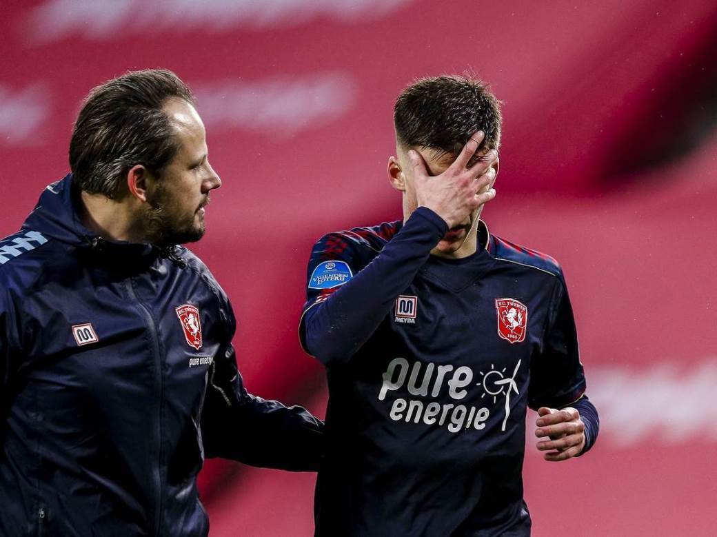  Luka Ilić Tvente PSV udarao glavom protivničke igrače 