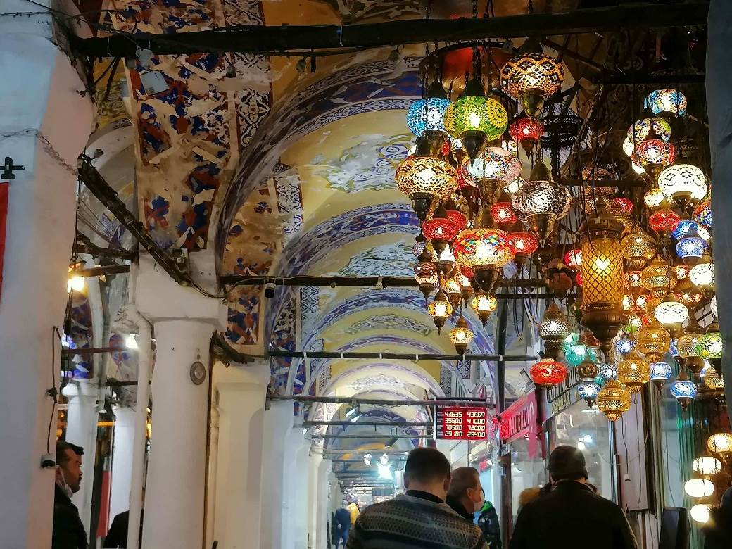  "Nove lampe za stare": Svjetleći izlozi istanbulskih ulica (FOTO) 