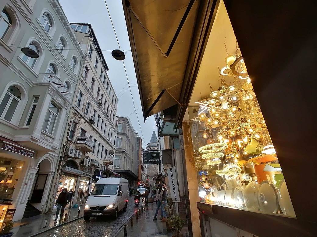  "Nove lampe za stare": Svjetleći izlozi istanbulskih ulica (FOTO) 