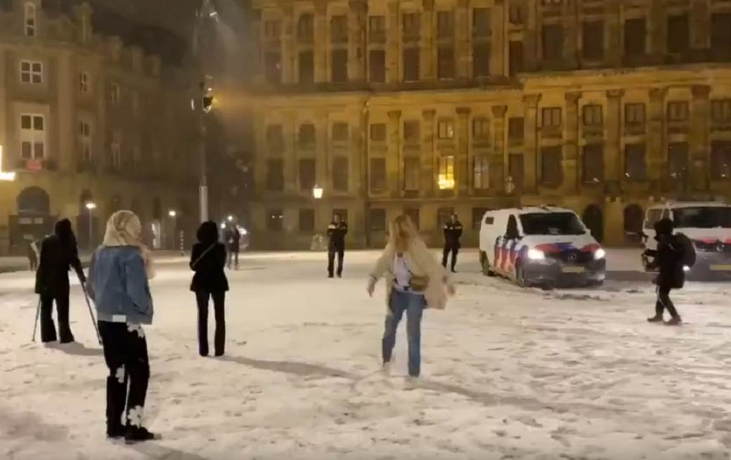  Može, ali između članova istog domaćinstva: Holandija bjesni zbog grudvanja policije i građana (VIDEO) 