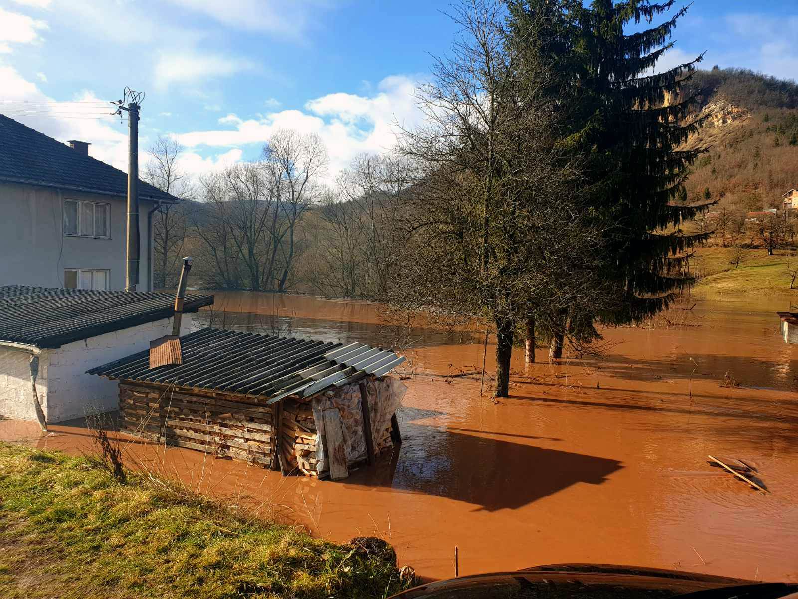 Kritično u Miljevini kod Foče: Izlila se rijeka Bistrica, spasioci evakuišu poplavljene (FOTO) 
