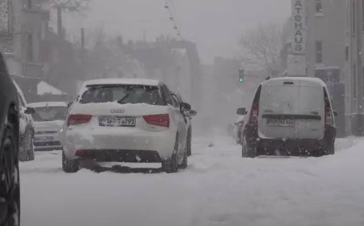  Njemačka zavejana: Vozači proveli čitavu noć u kolima, meteorološka služba apeluje: Ostanite u kućama! (VIDEO) 
