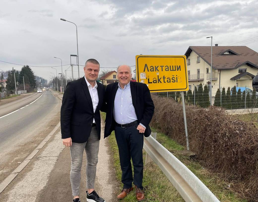  Incko posjetio Laktaše i uslikao se kraj saobraćajnog znaka (FOTO) 