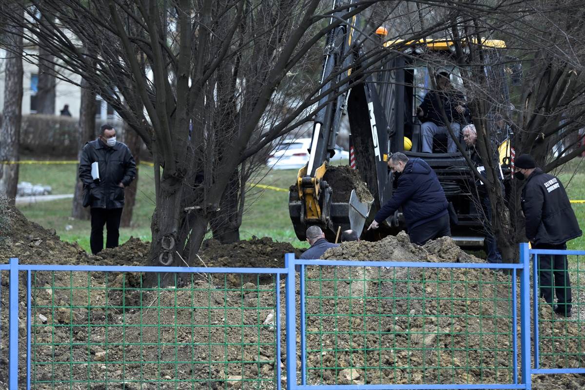  Ekshumacija kod bolnice Koševo: Pronađeni fragmenti kostiju, obuća i sat 