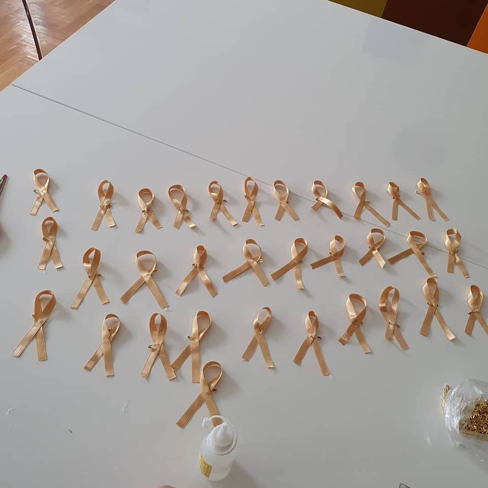  Simbol borbe protiv malignih bolesti djece: Hrabri mališani izradili zlatne trakice 