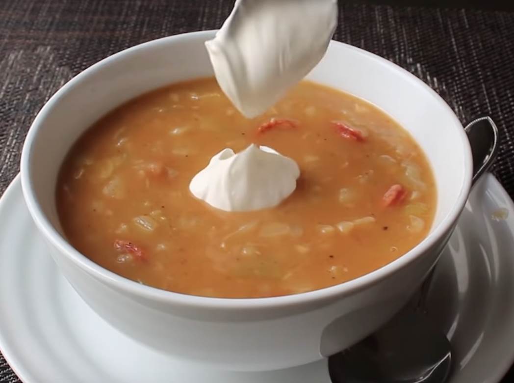  Starisnki recept koji svako može da spremi: Mađarska čorba od kelja s kobasicama i krompirom - cijeli obrok u činiji! 