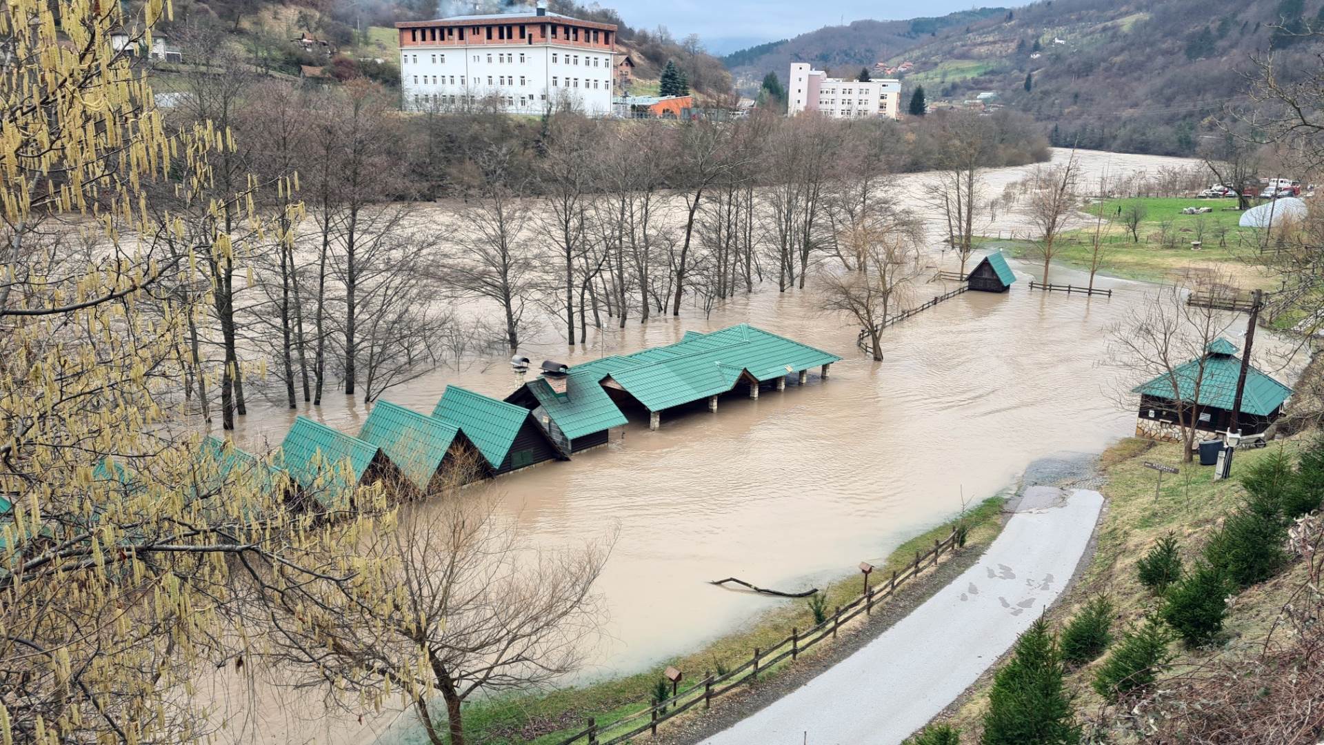  Vodostaj naglo porastao: Drina poplavila kamp kućice u Foči 