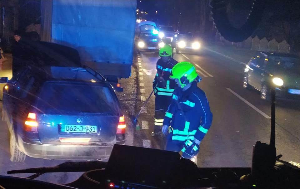  Saobraćajka u Vrbanji: Sudarili se kamion i auto 