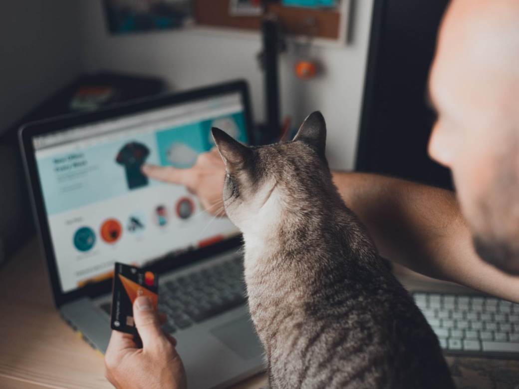  Iz MUP-a RS upozoravaju: Oprezno tokom online kupovine za Dan zaljubljenih 