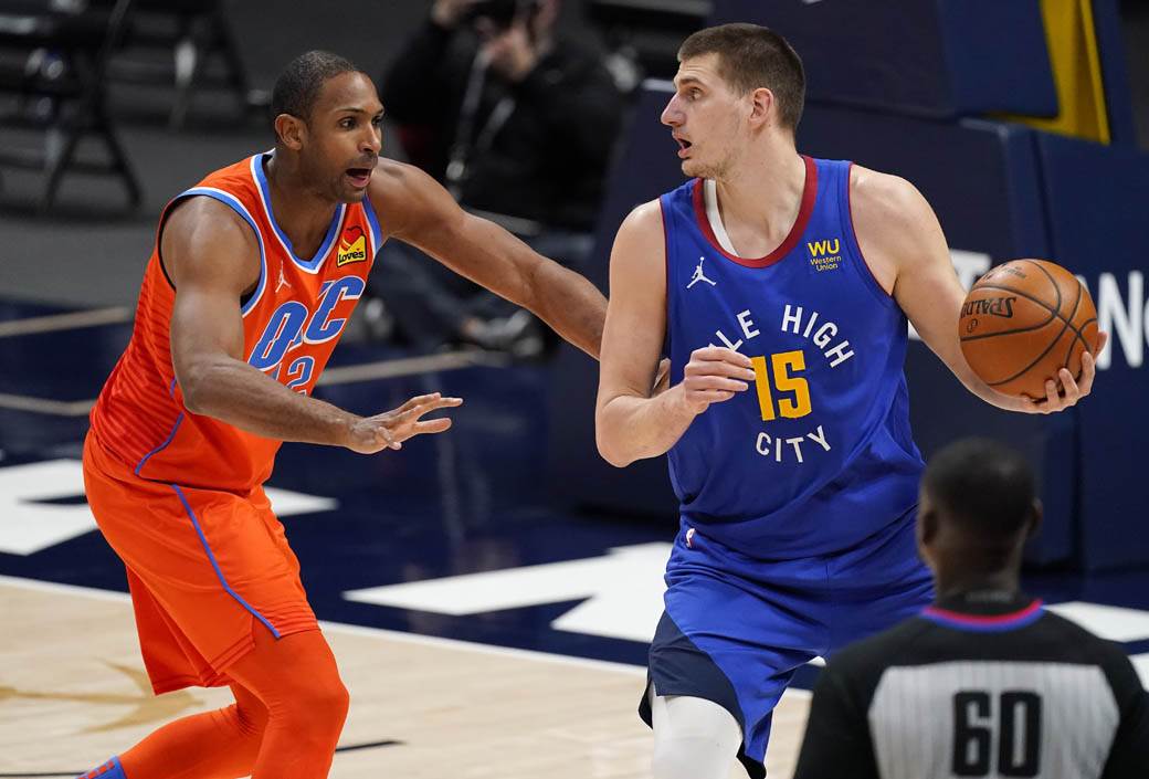  denver-nagets-nikola-jokic-kejti-ving-novinarka-uci-srpski 