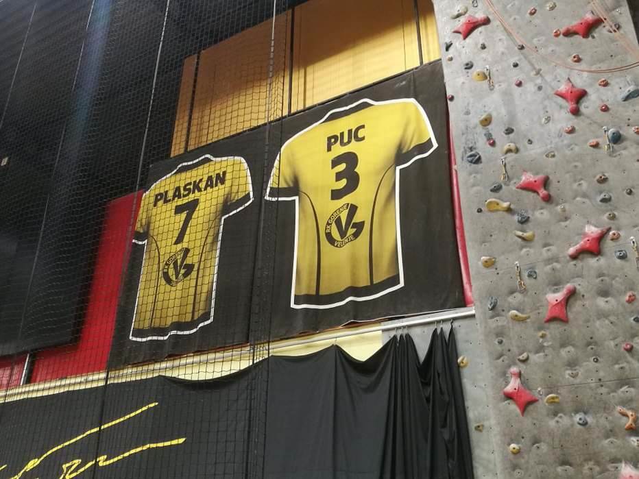  Iztok Puc legenda Gorenja i RK Borac, dres u dvorani u Velenju FOTO 