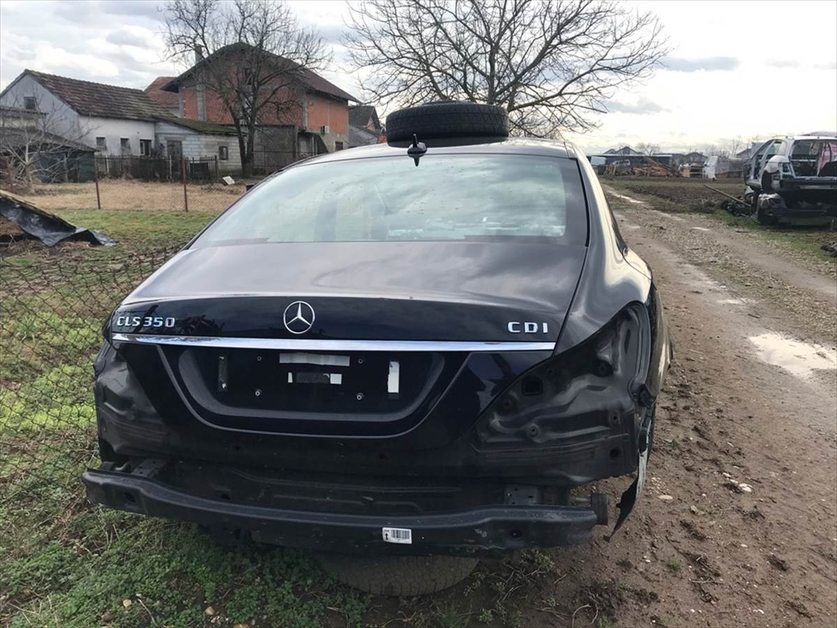  Gradiška: Službenici UIO BiH oduzeli automobile i dijelove vrijedne blizu pola miliona KM 