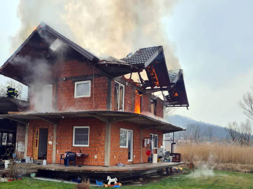  Izgorjela kuća u Zvorniku, povrijeđen vatrogasac 