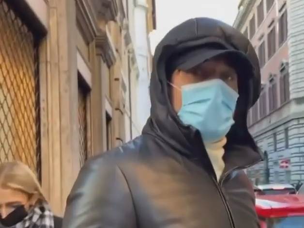  Frančesko Toti maskiran šeta Rimom VIDEO 