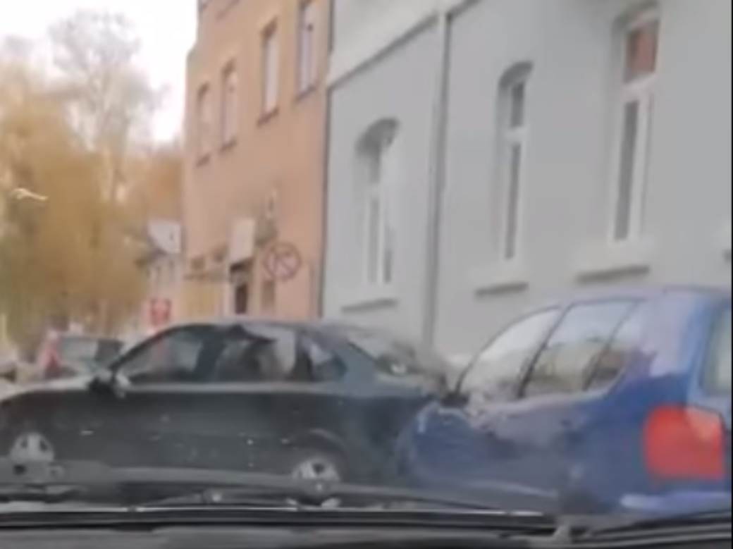  Nevjerovatna scena u Hrvatskoj: Vozač automobila izgurao drugi auto da bi se parkirao! VIDEO 