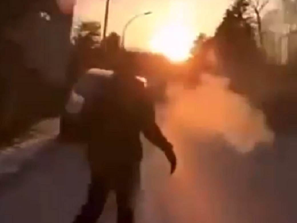  Policajci jedva izvukli živu glavu, grupa nasilnika nasrnula na njih! (VIDEO) 