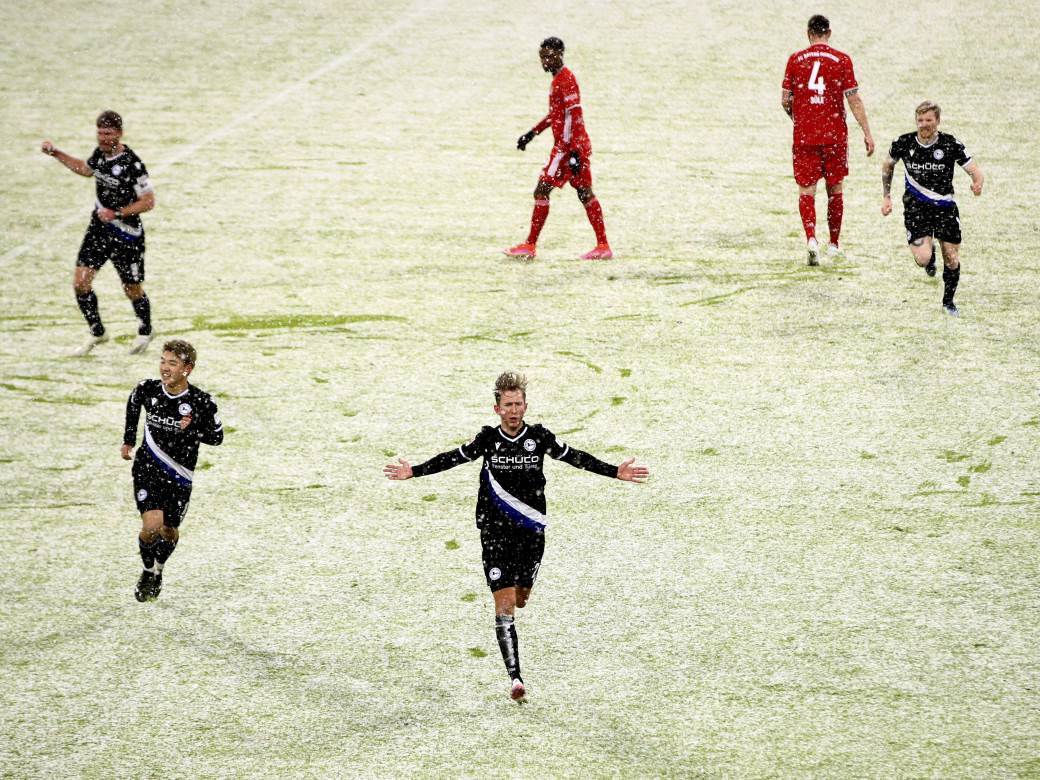  Fudbal na snijegu, crvena lopta i mnogo golova! Pa ko to ne voli? Uživajte u slikama Bajern Arminija 