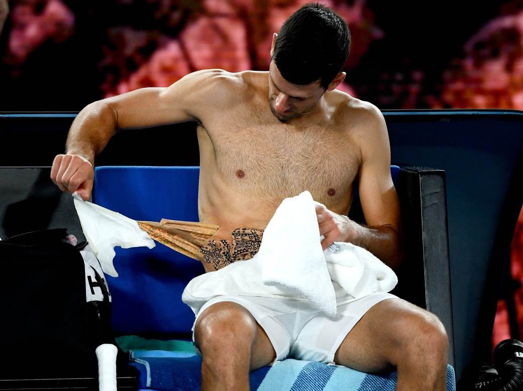  Novak je skinuo majicu usred meča i pokidao zavoje: Pogledajte u kakvom stanju je njegov stomak  