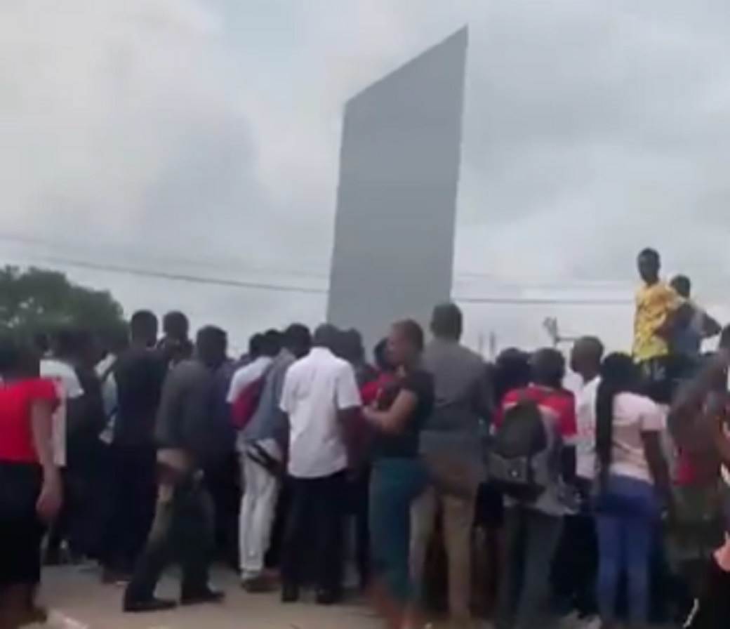  Ljudima "muka" od misterioznih monolita: Najnoviji izazvao bes u Kongu, pa završio u plamenu! (FOTO, VIDEO) 