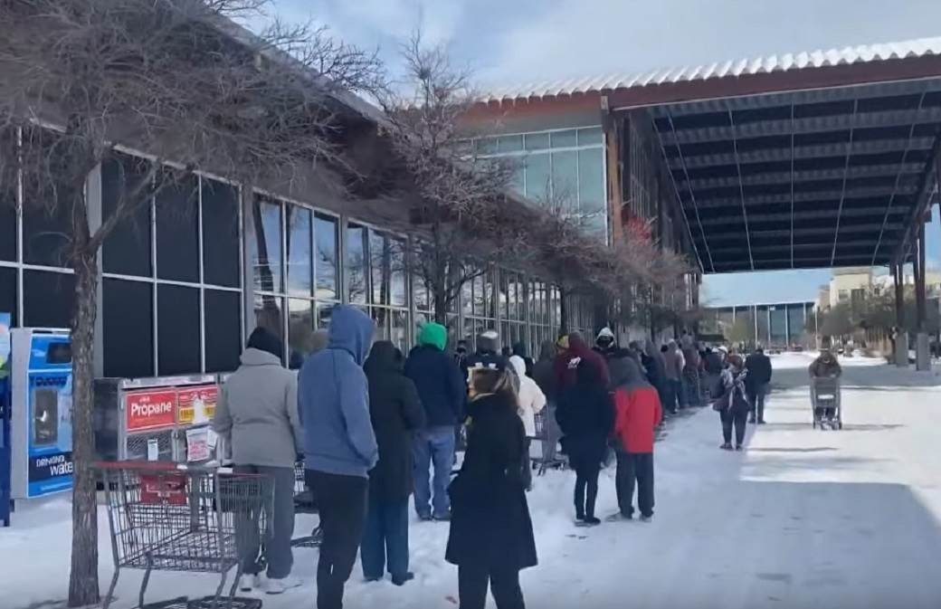  Ameriku pogodila neviđena katastrofa: Na stotine ljudi čeka u kolonama, nemaju šta da jedu! (FOTO, VIDEO) 