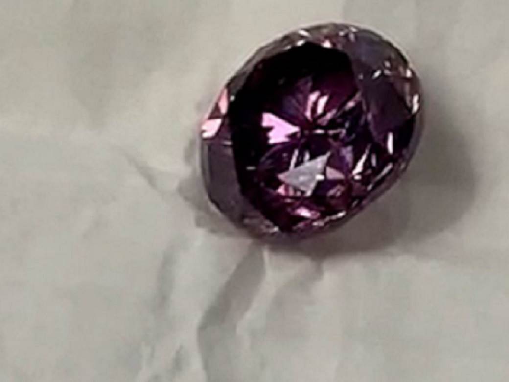  Mjerkali dijamant, pa izveli spektakularnu akciju: Banda kriminalaca "bacila oko" na dragi kamen vrijedan milione (FOTO) 