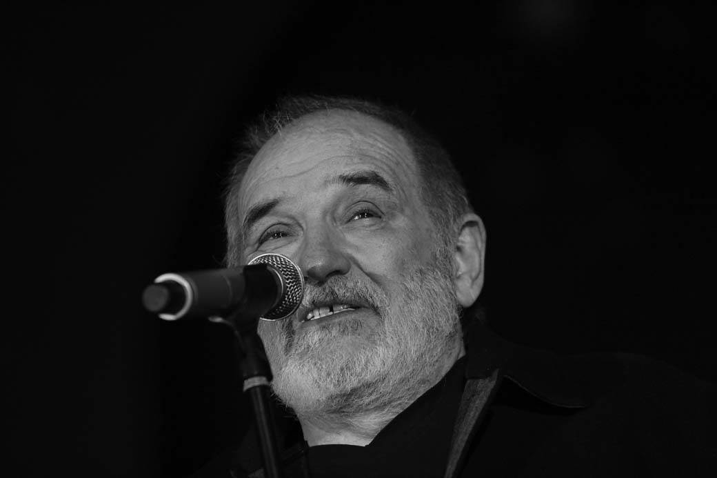  Premješten grob Balaševića: Podignut i spomenik sa stihovima iz njegove pjesme 