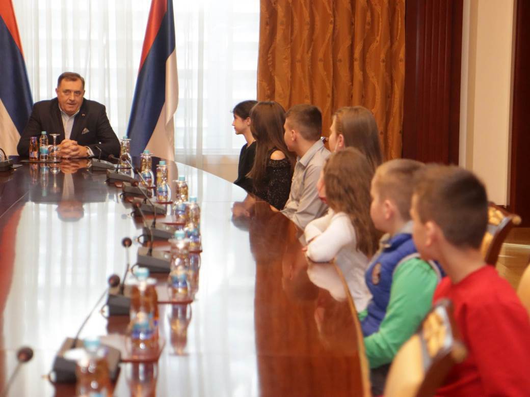  Dodik ugostio glumce iz RS koji igraju u filmu "Dara iz Jasenovca" 