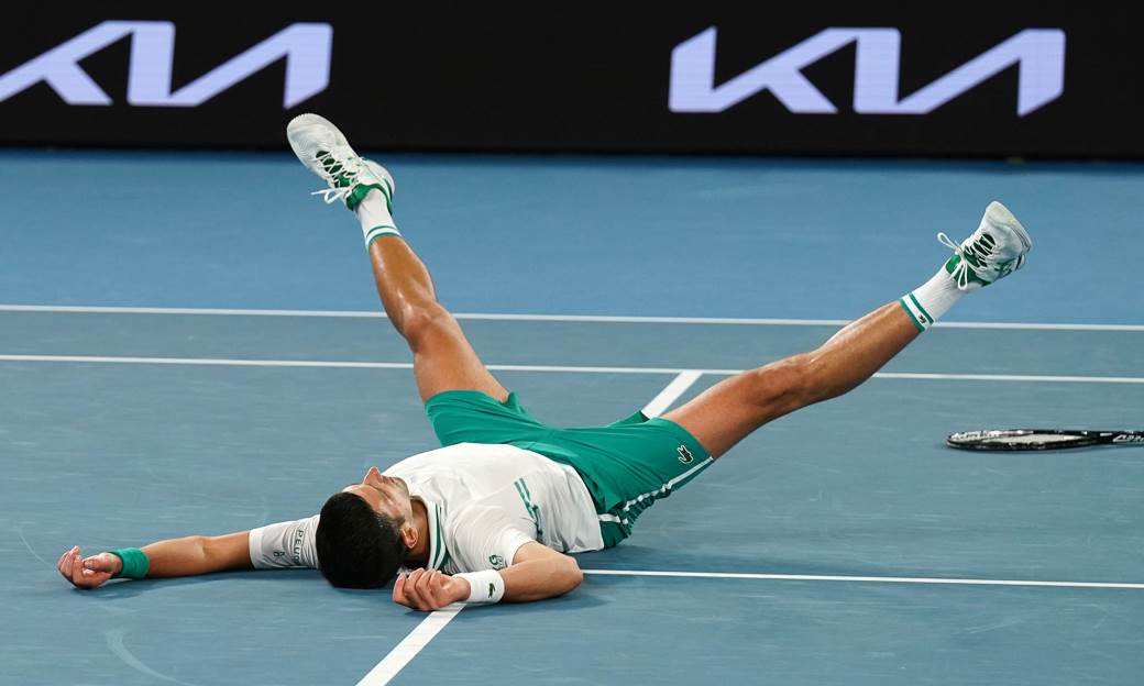  "Rakija? Nemam, pošaljite mi!" Novak Đoković objasnio teniskim legendama sve o srpskom piću! (VIDEO) 