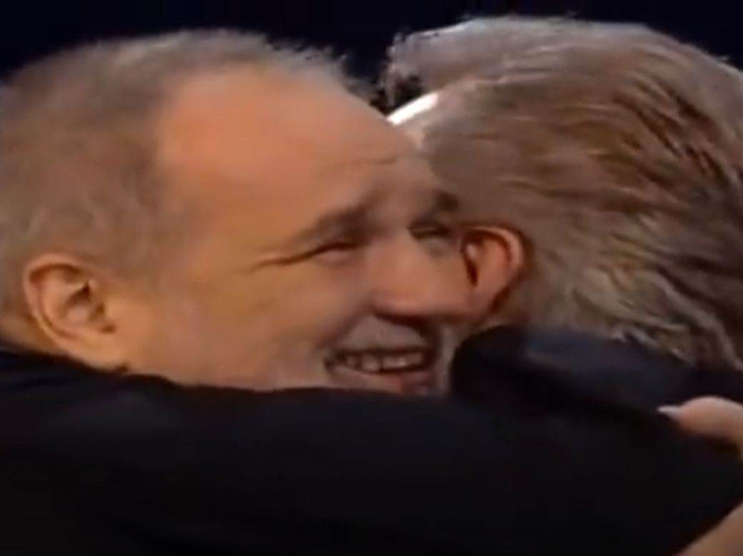  Snimak koji tera suze na oči: Trenutak kada je Đole Balašević skinuo košulju na sceni i poklonio je Miroslavu Iliću 